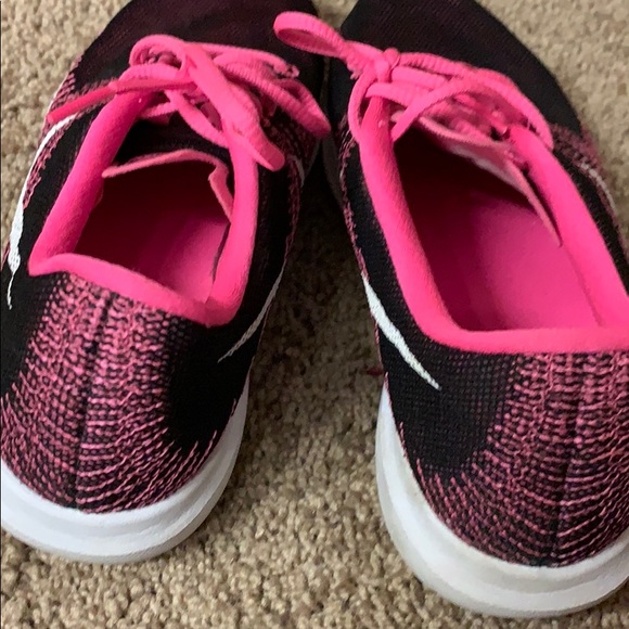 Nike kids pink and black sneakers, great condition - Picture 3 of 4